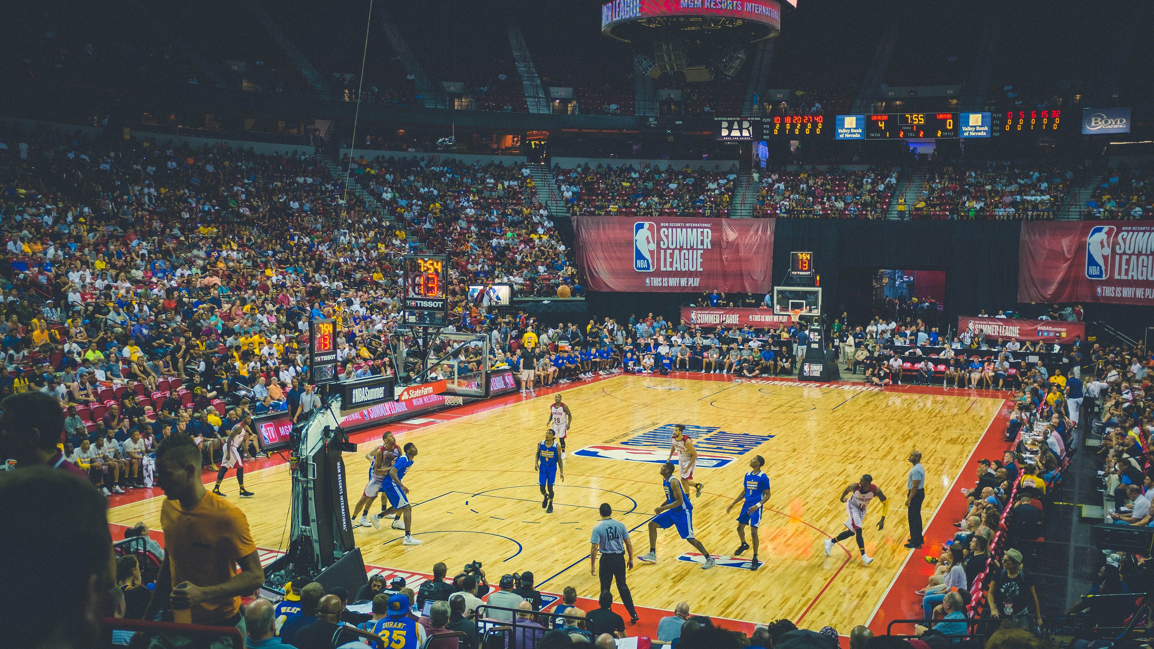 库里称赞队友积极防守带动全队提升，库里的防守待遇