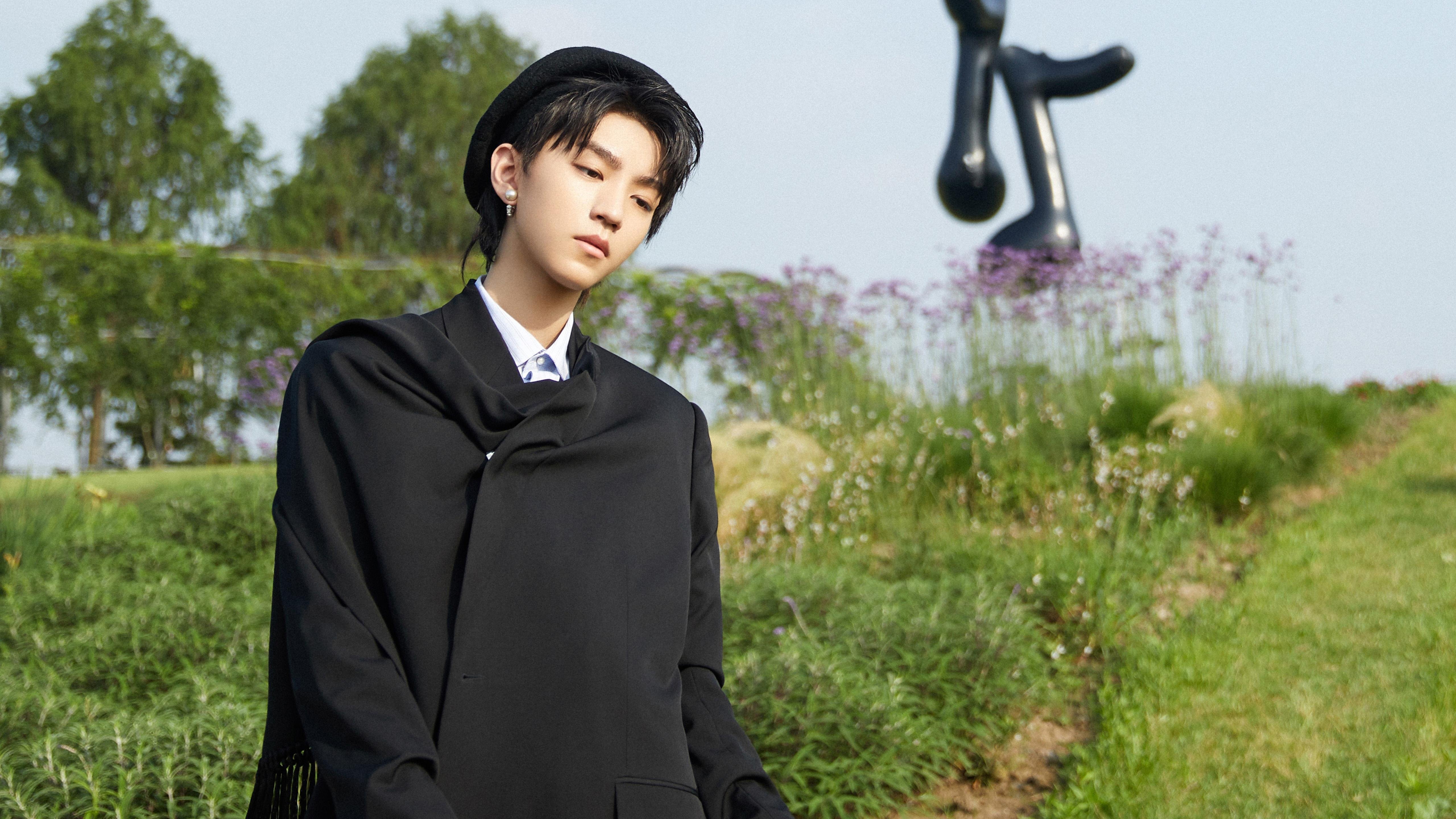 中国九游体育-_极夜冰川滑雪：在北极光中疾驰_，北极光滑雪场